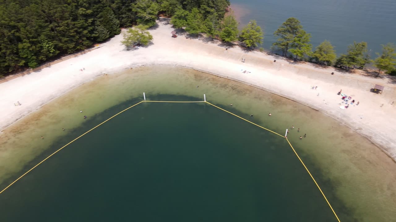 La playa, que es más pequeña en comparación con otras del lago, es considerada por muchos como una “joya oculta” en el área.