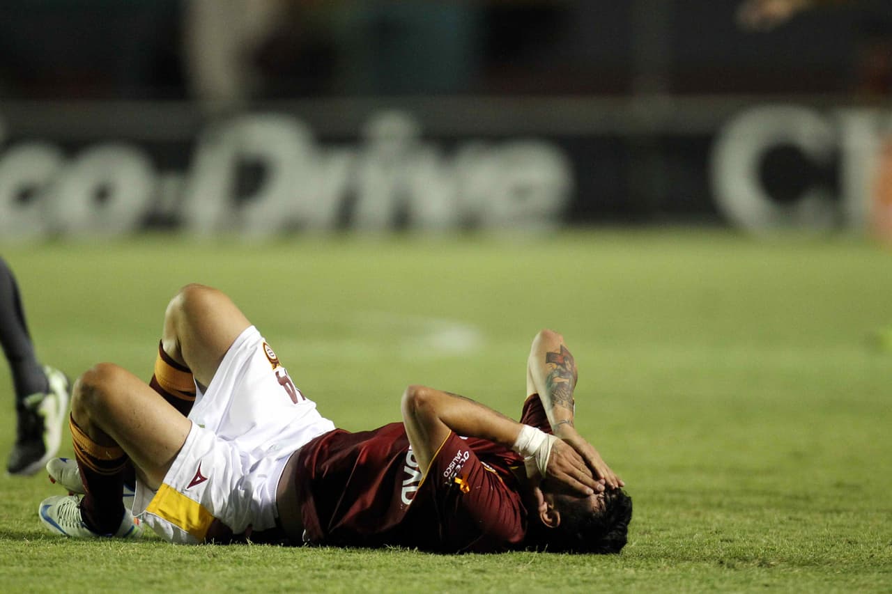 Rubens Sambueza fue expulsado por el árbitro Román Medina al cual después agredió. Fue suspendido por cinco partidos.