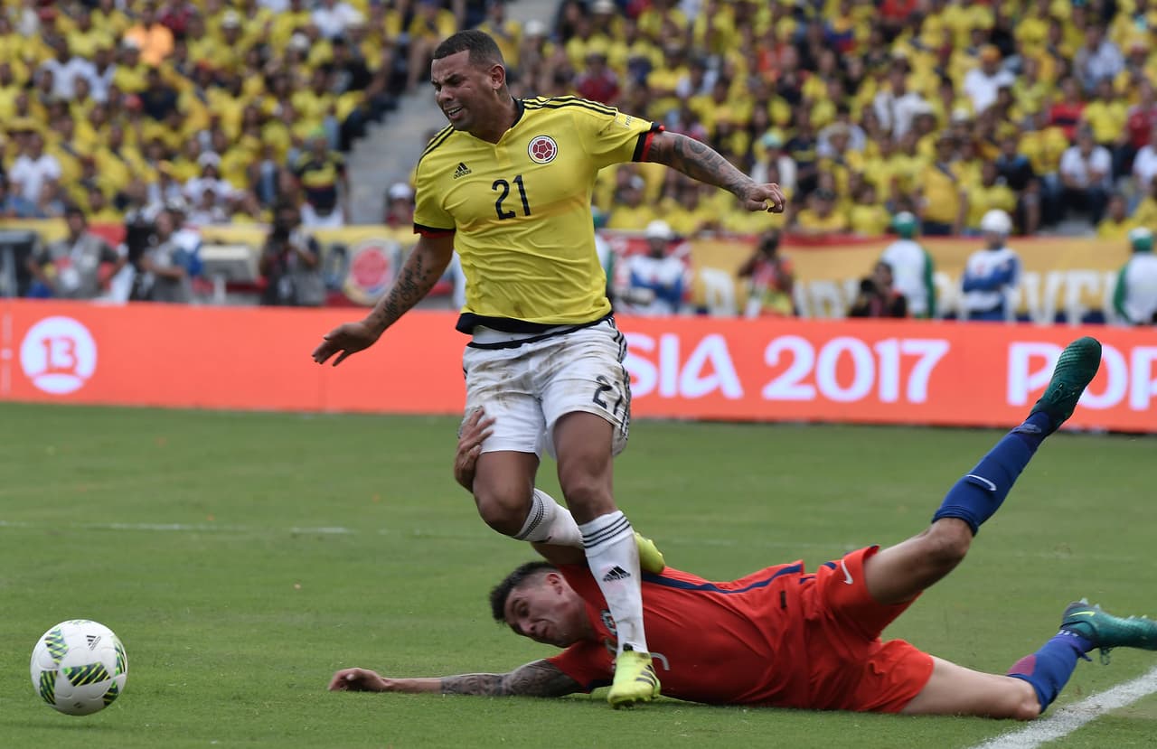 BARRANQUILLA, COLOMBIA - NOVEMBER 10: Edwin Cardona (L) of Colombia struggles for the ball with Mauricio Isla (R) of Chile during a match between Colombia and Chile as part of FIFA 2018 World Cup Qualifiers at Metropolitano Roberto Melendez Stadium on November 10, 2016 in Barranquilla, Colombia. (Photo by Gabriel Aponte/LatinContent/Getty Images)