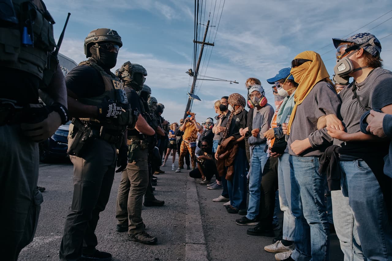 Manifestantes se enfrentan a agentes del ICE frente al centro de detención Delaney Hall mientras se manifiestan cerca de las puertas de entrada, el miércoles 27 de mayo de 2026, en Newark, N.J. (Foto AP/Andres Kudacki)