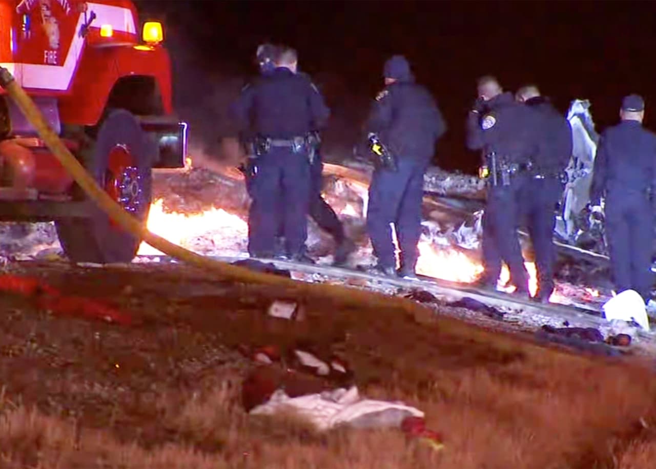Por circunstancias que se investigan, el Chevrolet habría perdido el control del vehículo traspasando desde el carril norte a la vía sur, por la cual transitaba Antonio Contreras, conductor del remolque.