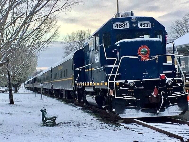 El 
<b><a href="https://brscenic.com/" target="_blank">Blue Ridge Scenic Railway (BRSR)</a></b> en Georgia ofrece algunos de los viajes en tren más emocionantes de este lado del Mississippi.