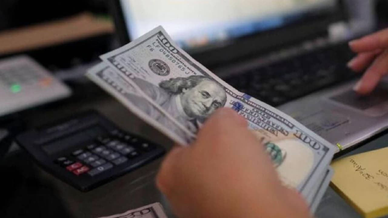 <b>¿Los reembolsos están sujetos al impuesto sobre la renta individual de Arizona?</b>
<br>“No. El reembolso de impuestos para las familias de Arizona incluyó una resta del ingreso bruto de Arizona, por lo que incluso si el reembolso se incluye en el ingreso bruto ajustado federal, es deducible para propósitos del impuesto sobre el ingreso individual de Arizona”.