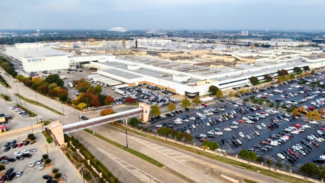 <h3 class="cms-H3-H3">Una historia que sigue viva en Arlington</h3>
<br>Desde 1954, la planta de GM en 
<a href="https://maps.app.goo.gl/y1BmpqHA2MvCSsLx9" target="_blank">el 2600 de E. Abram Street</a> ha sido parte esencial del tejido económico y social de Arlington. 
<b>Con más de 5,000 empleados, muchas familias, incluyendo numerosas familias hispanas</b>, han visto cómo esta fábrica ha dado estabilidad económica y oportunidades de crecimiento por décadas.En noviembre de 2024, 
<a href="https://www.arlingtontx.gov/News-Articles/2024/November/The-Heartbeat-of-Arlington-Documentary-Recognizes-General-Motors-70-Year-Story-in-The-American-Dream-City" target="_blank">la ciudad celebró los 70 años del sitio con el estreno del documental "The Heartbeat of Arlington"</a>