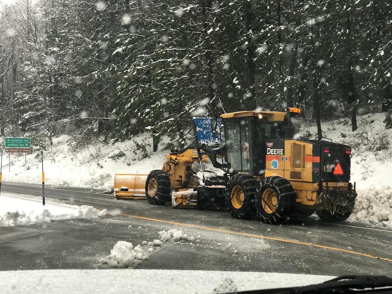 En el segundo día de la tormenta invernal que llegó al norte de California, autoridades implementan controles de cadenas.