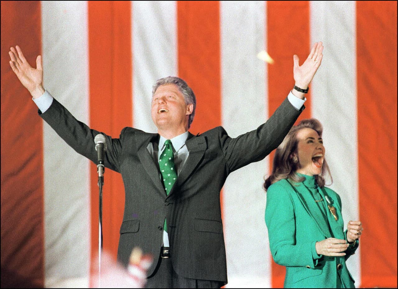 <b>Simepre junto a Bill.</b> Fue muy activa durante todas la campañas presidenciales de Bill Clinton. Significó la entrada de Hillary a la casa Blanca, y su estadía por ocho años. La imagen muestra a la pareja celebrando la victoria de las primarias en Illinois, en 1992.