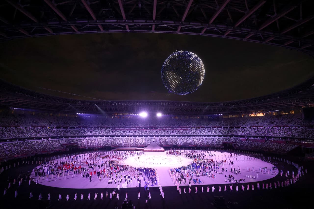 Una enorme esfera de drones fue uno de los espectáculos más destacados de la inauguración.