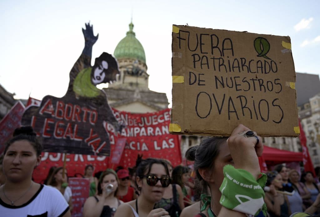 El aborto en Argentina solo es legal cuando la vida de la embarazada está en peligro o cuando el embarazo es el resultado de una violación. En la práctica, denuncia Amnistía Internacional, a muchas gestantes se les niega el procedimiento de salud y se las obliga a buscar alternativas peligrosas.