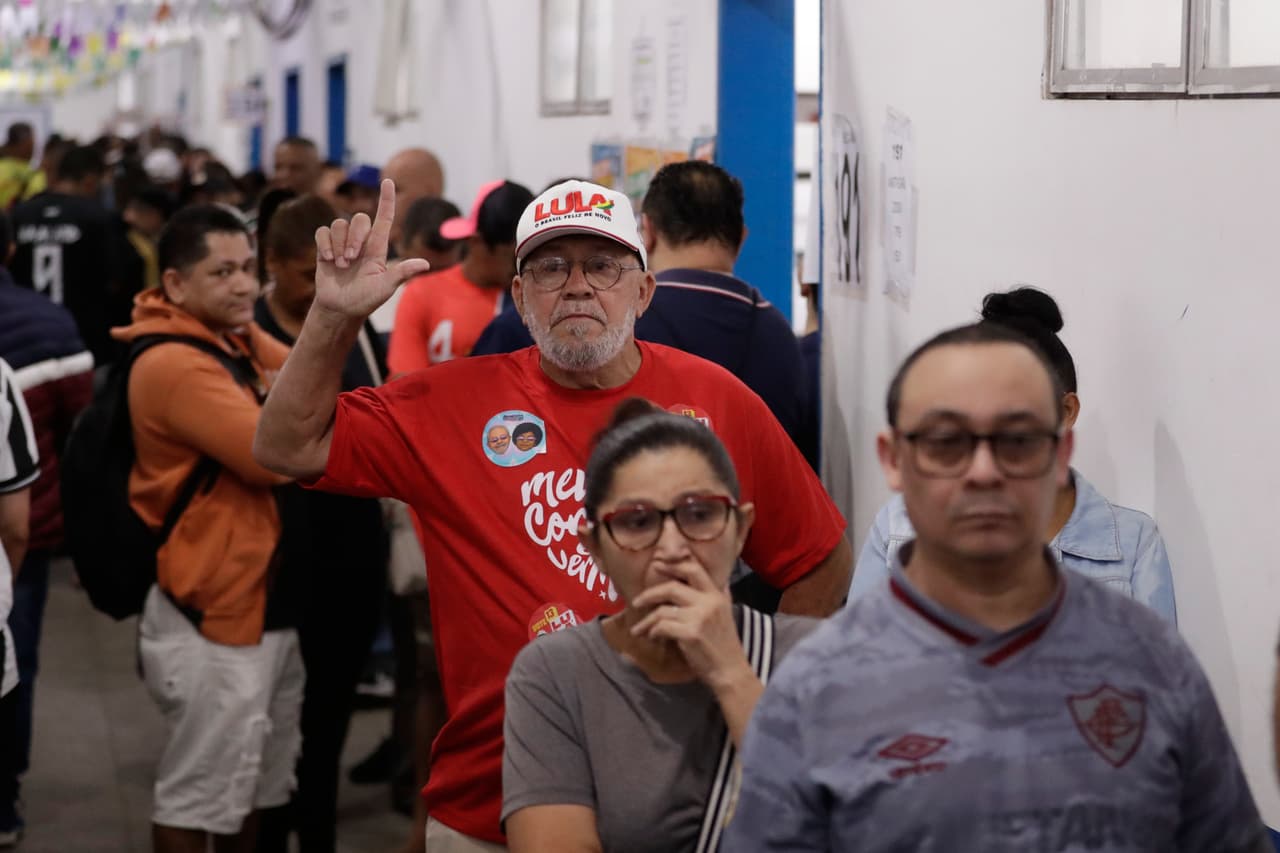 Los votantes expresaron confianza y orgullo en el rápido sistema de votación electrónica mientras emitían su sufragio en el centro de Río de Janeiro, cerca de un mercado repleto de frutas y verduras frescas y de una iglesia de estilo colonial situada en lo alto de una colina.