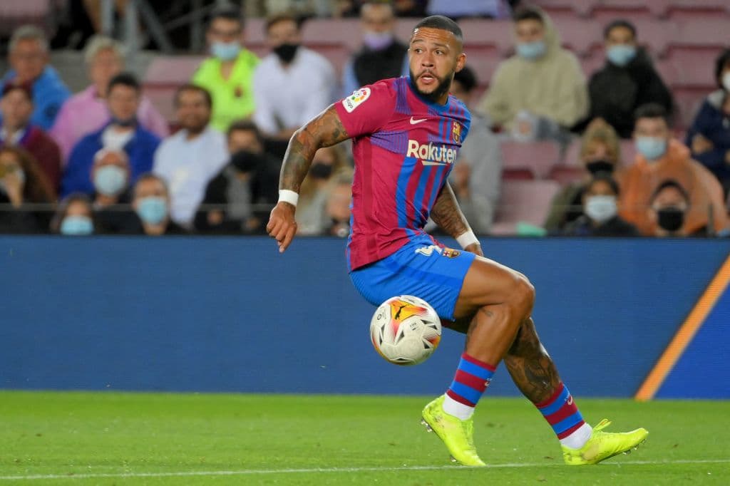 El Barcelona de Koeman perdía por temprana anotación del Granada por parte de Domingos Duarte al minuto 2’. Durante el partido agónico, la escuadra culé logró salvar el empate hasta los 90 minutos gracias al gol de Ronald Araújo, dejando el marcador 1-1 en la J5 de La Liga.