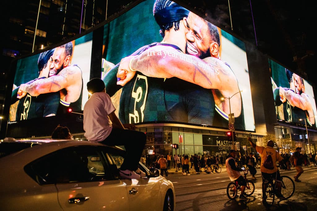 Sin importar las medidas sanitarias, fanáticos se reunieron para rendir tributo a su equipo tras 10 años de no ser campeón. Finalmente LeBron y compañía, consiguen un título más y se lo dedican a Kobe Bryant.
