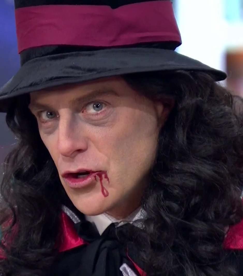 Lisardo pega mordiscos de diversión. El disfraz de vampiro es uno de los que nunca falta en Halloween