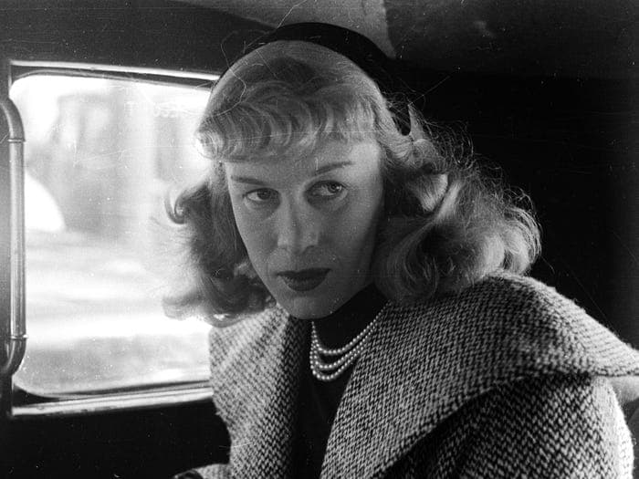 "Roberta Cowell", por Maurice Ambler.
<br>
<br>Esta imagen de Roberta Cowell se popularizó y llegó a los titulares en 1954, después de convertirse en la primera persona trans en someterse a una cirugía de reasignación de sexo en Inglaterra. Esto abrió una puerta para el futuro de toda la comunidad trans y generó una enorme visivilidad.
<br>