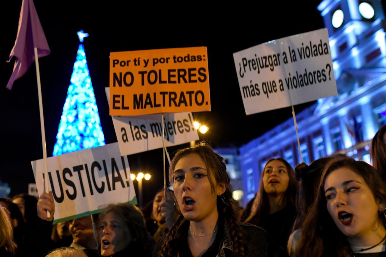 "No toleres el maltrato", "¿Prejuzgar a la violada más que a violadores?", son algunas de las frases que las manifestantes plasmaron en pancartas.
