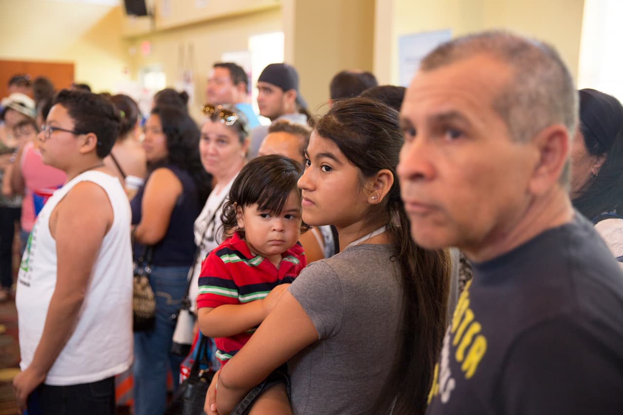 Odalis, de Homestead, visita la feria con su mamá y su hermanito, a quien lleva en brazos. Le parece que la feria está muy buena, “aunque toma un poquito de tiempo hacer todos los exámenes”.