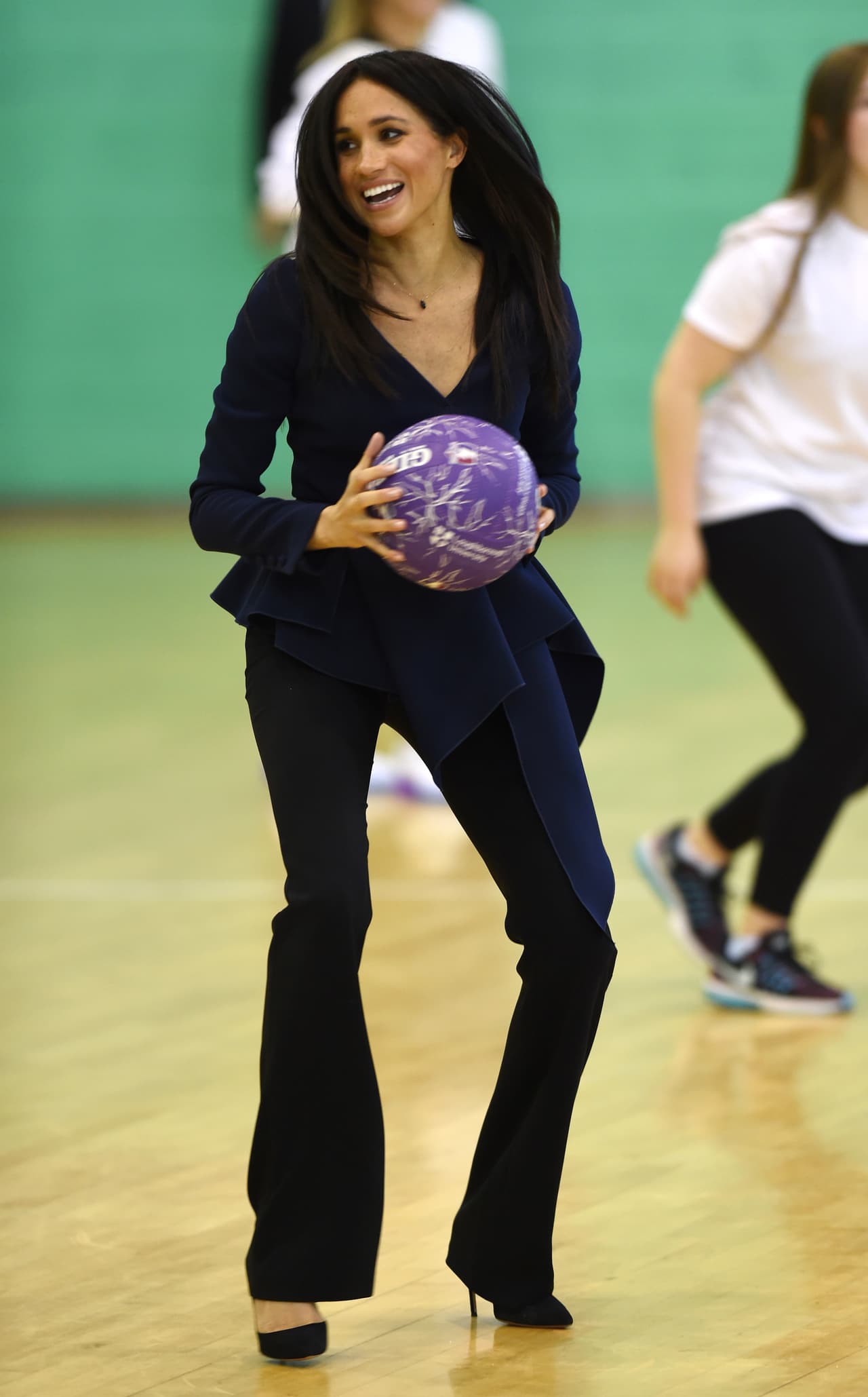 Por eso la duquesa no dudó en ponerse a jugar con los chicos ataviada con su top Oscar de la Renta, pantalones Altuzarra y montada en sus zapatos Aquazzura con tacones de 4 pulgadas sin tambalear.