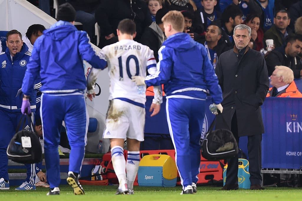 El Chelsea tuvo quizás la más frustrante temporada de todos. Los millones del empresario Abramovic se perdieron en la nada. Mourinho vivió media temporada en conflicto con la plantilla y eso llevó a un desgaste insalvable. Jugadores como Cesc, Diego Costa, Pedro, Hazard y otros millonarios se hundieron entre conflictos y notas de prensa extra futbolísticas.