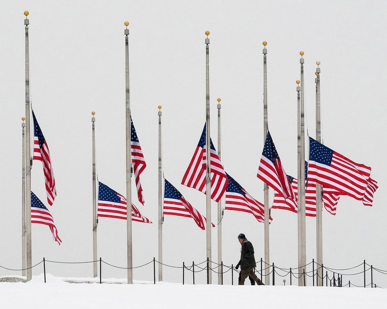 Gobernador de Utah ordena banderas a media asta en honor a los caídos por la pandemia