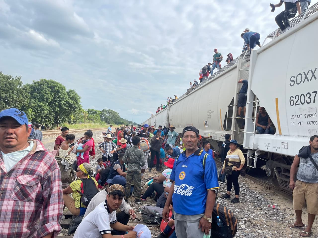 Caravana de migrantes que salió en octubre de Tapachula pide trenes y buses para llegar a la capital de México