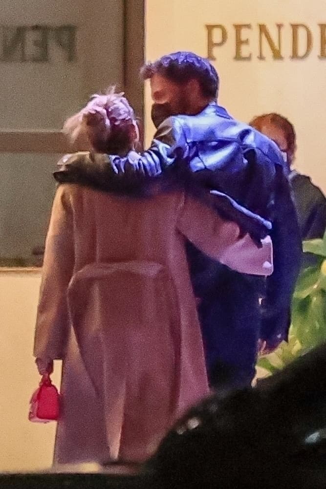 La visita de JLo a casa del actor ocurre en la misma semana en la que ambos 
<b><a href="https://www.univision.com/famosos/jennifer-lopez-y-ben-affleck-abrazados-los-angeles-fotos" target="_blank">fueron fotografiados muy cariñosos</a></b> tras cenar en el Merois de Wolfgang Puck. 
<br>