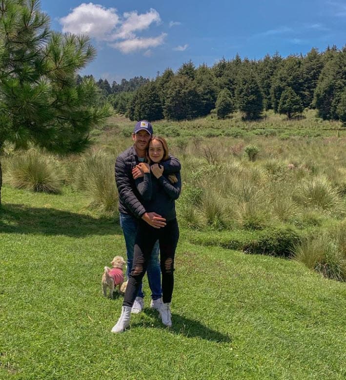 El actor cuenta con amplia experiencia dentro de su familia: "Mi mamá y mis hermanas también ahí están super al pendiente y nos podemos apoyar (en ellas) muchísimo. Mis hermanas, 
<b><a href="https://www.univision.com/entretenimiento/celebridades/el-hermano-de-juan-diego-covarrubias-es-casi-tan-popular-como-el-actor-y-esto-dicen-de-el-en-redes-sociales-fotos#dbfcb8b90001" target="_blank">entre las dos, ya tienen cinco hijos</a></b>. Tenemos ahí toda la experiencia".
<br>