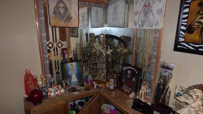 Un altar en una casa de seguridad de coyotes en Laredo, Texas.