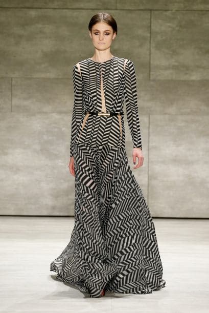 El diseñador Ángel Sánchez echó mano de la saturación de un estampado geométrico en diferentes direcciones para agregarle interés a un vestido de corte clásico, así es cómo puedes elegir tus prendas. Apostando un riesgo en un sentido y yendo a la segura en otro.
