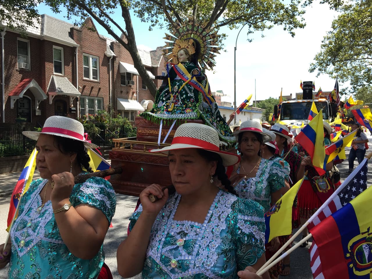 Los santos de Ecuador son venerados por los inmigrantes en NYC