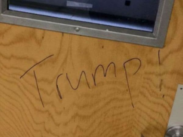 Un representante de la Escuela Tandon de Ingeniería de la New York University confirmó que alguien había escrito la palabra "Trump!" en graffiti en la puerta de una la sala de oración musulmana del centro el 9 de noviembre. Desde entonces, el letrero ha sido borrado. El decano K.R. Sreenivasan dijo en un correo electrónico a los estudiantes que cualquier violación del respeto mutuo en la comunidad 
<b>"es una ofensa contra todos nosotros"</b>. 
<a href="http://www.nbcnewyork.com/news/national-international/Array-of-Hate-Crimes-Reported-Day-After-Trumps-Election-400711591.html">Reportado por NBC New York</a>.