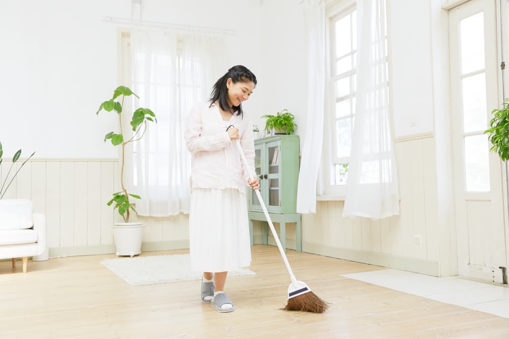 Barre tu casa desde la parte de atrás, limpiendo de adentro hacia afuera. Es importante que sea desde tu puerta trasera o espacio de atrás para adelante, para ir sacando de tu casa todo lo negativo.