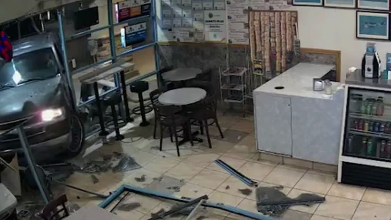 Arrestan a hombre que estrelló su vehículo contra negocio en California; se enojó porque vio el sitio cerrado