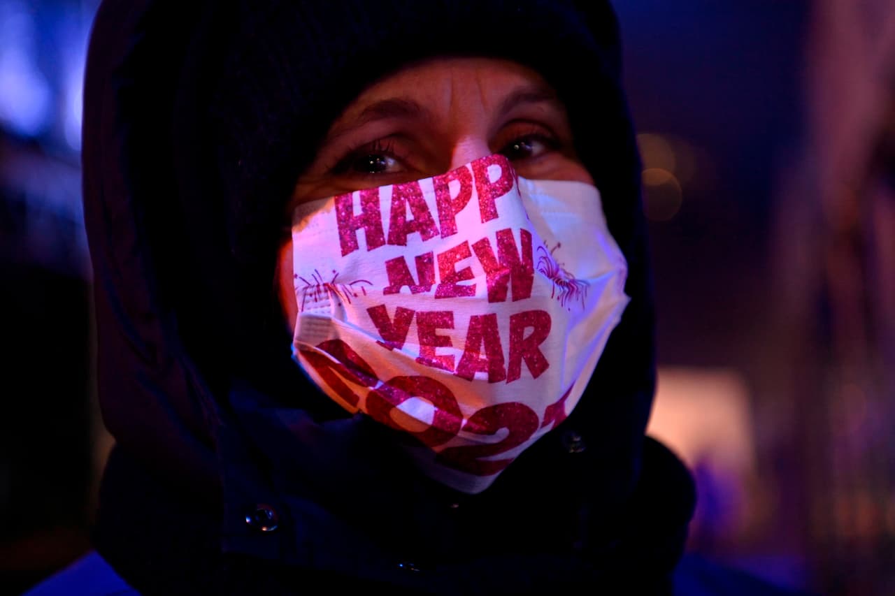 Un personal de seguridad lleva una mascarilla con la inscripción 'Feliz año nuevo 2021' durante un concierto Willkommen 2021.