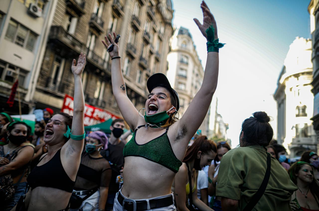 Diputados en Argentina aprueban proyecto para legalización del aborto, que ahora pasará al Senado