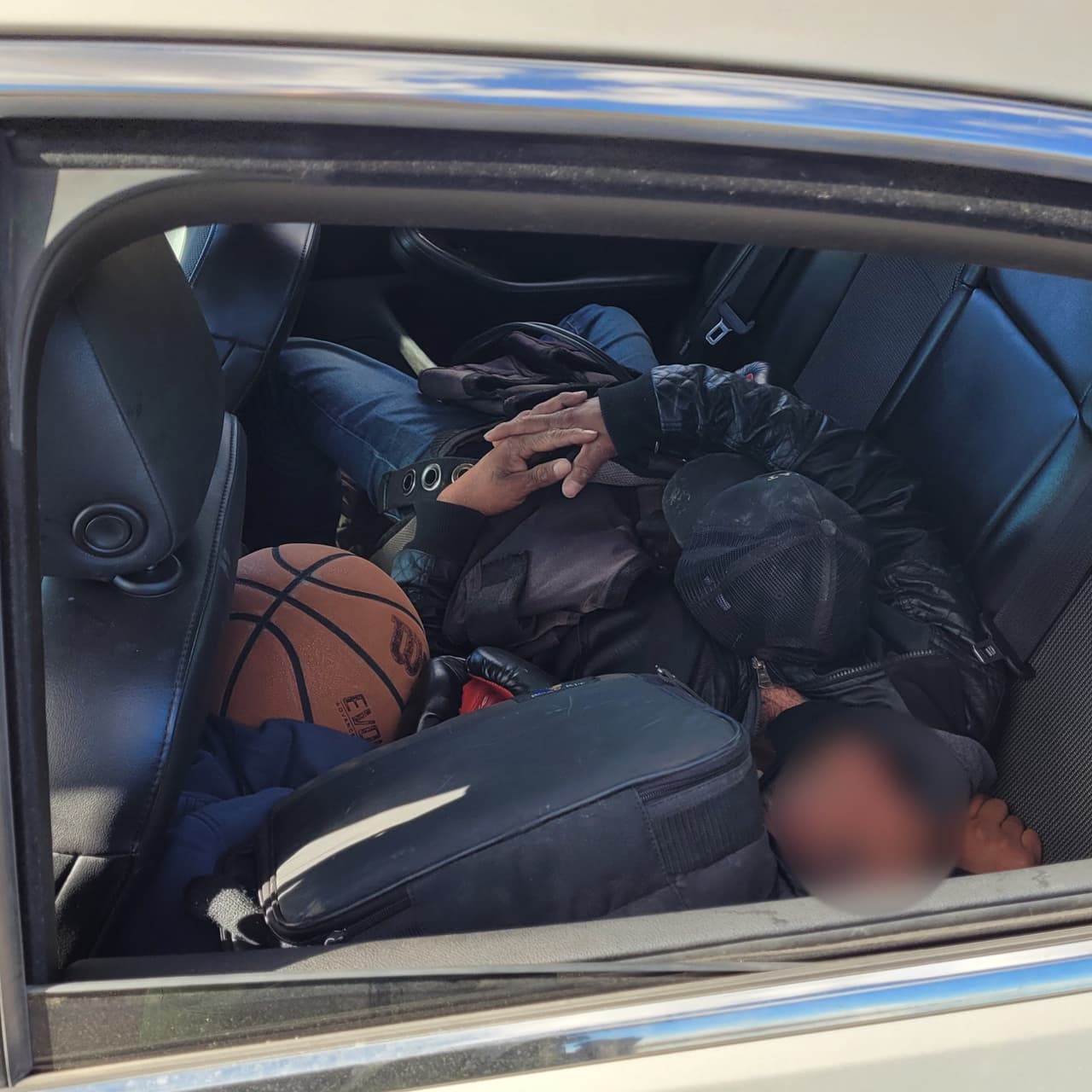 Estos jóvenes traficaban con cuatro inmigrantes sin papeles.