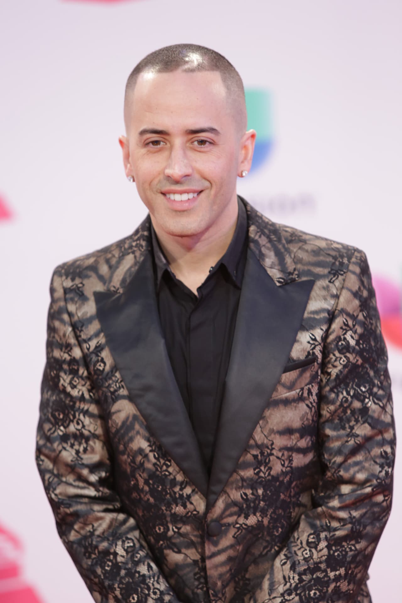 Yandel muy sonriente ante las cámaras.