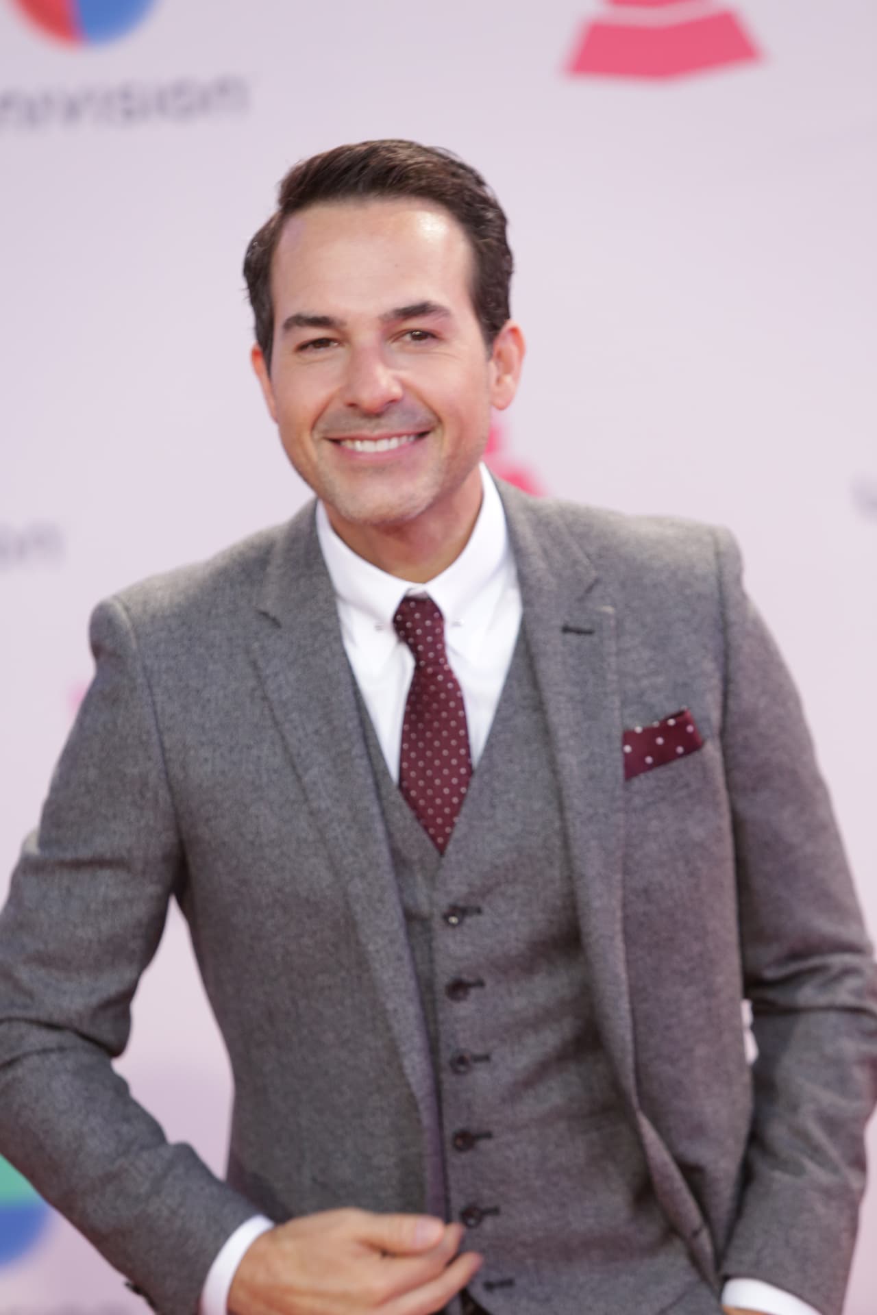 Carlos Calderón, bastante elegante.