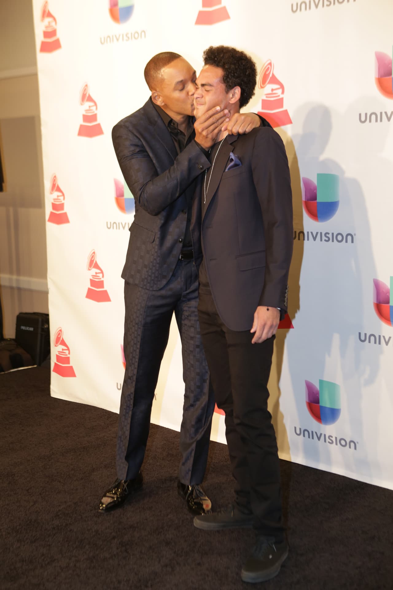 ¿Qué tal Will Smith besando a su hijo mayor?