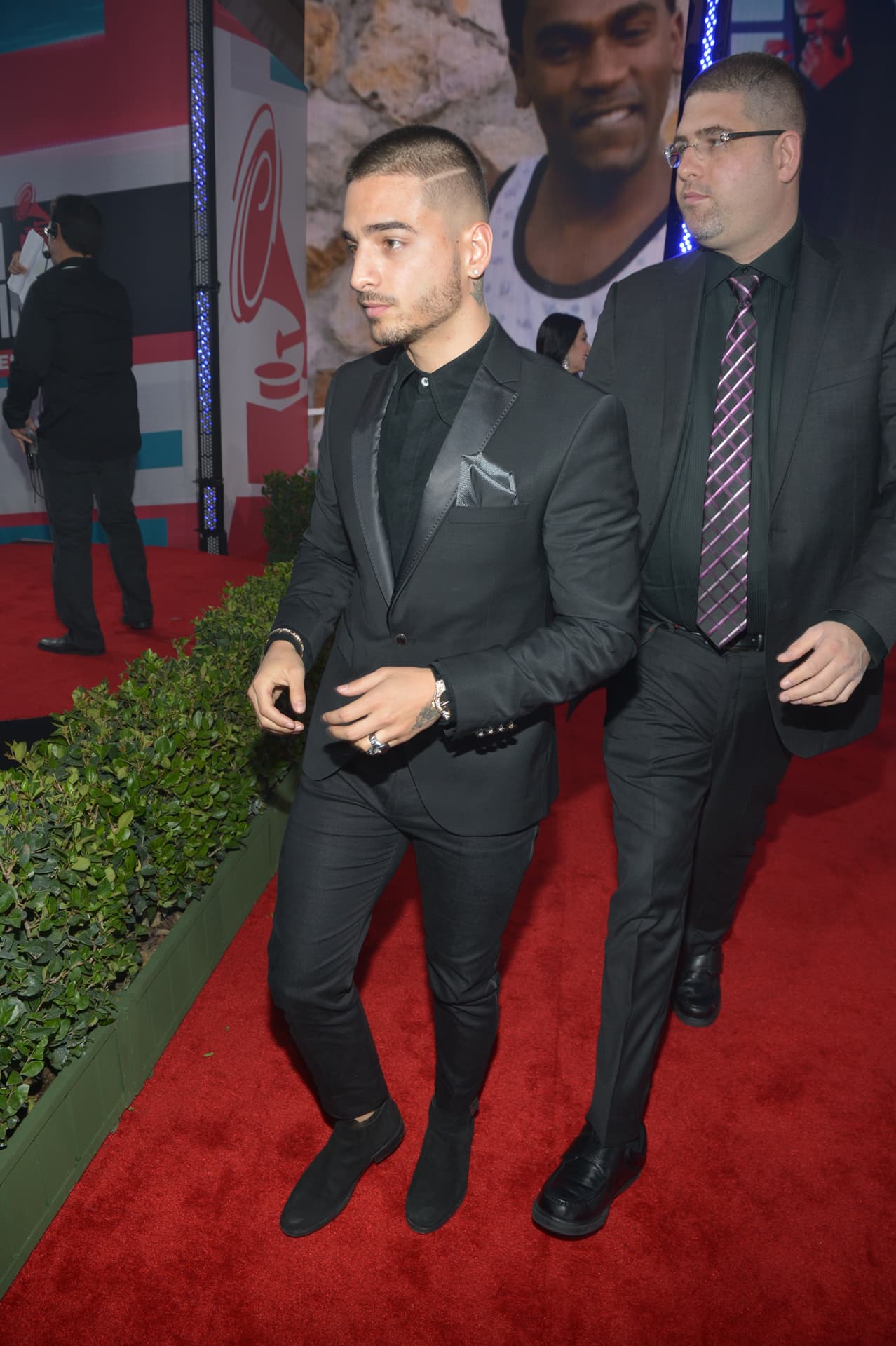 Maluma corriendo por la alfombra.