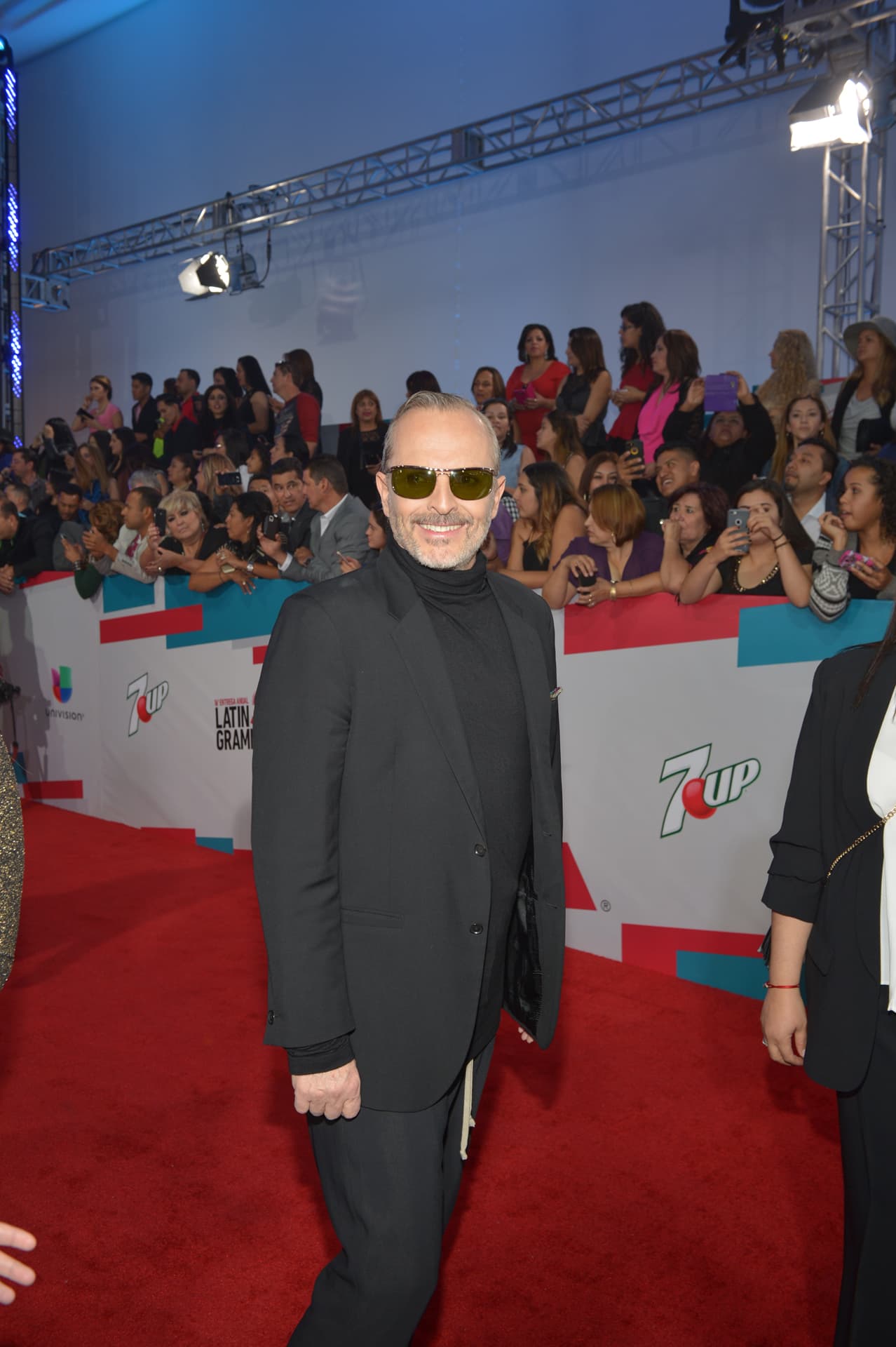Miguel Bosé a su paso por la alfombra.