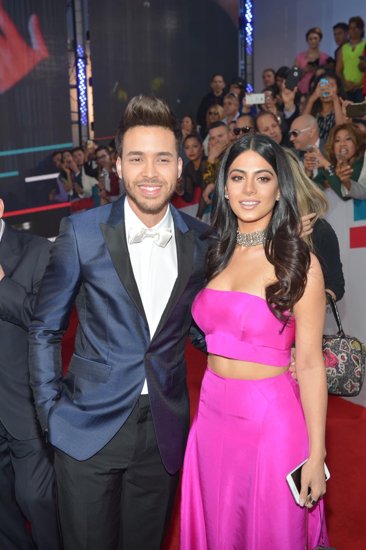 Parece que el amor trae vuelto loco al cantante y eso lo hace lucir aún más galán.