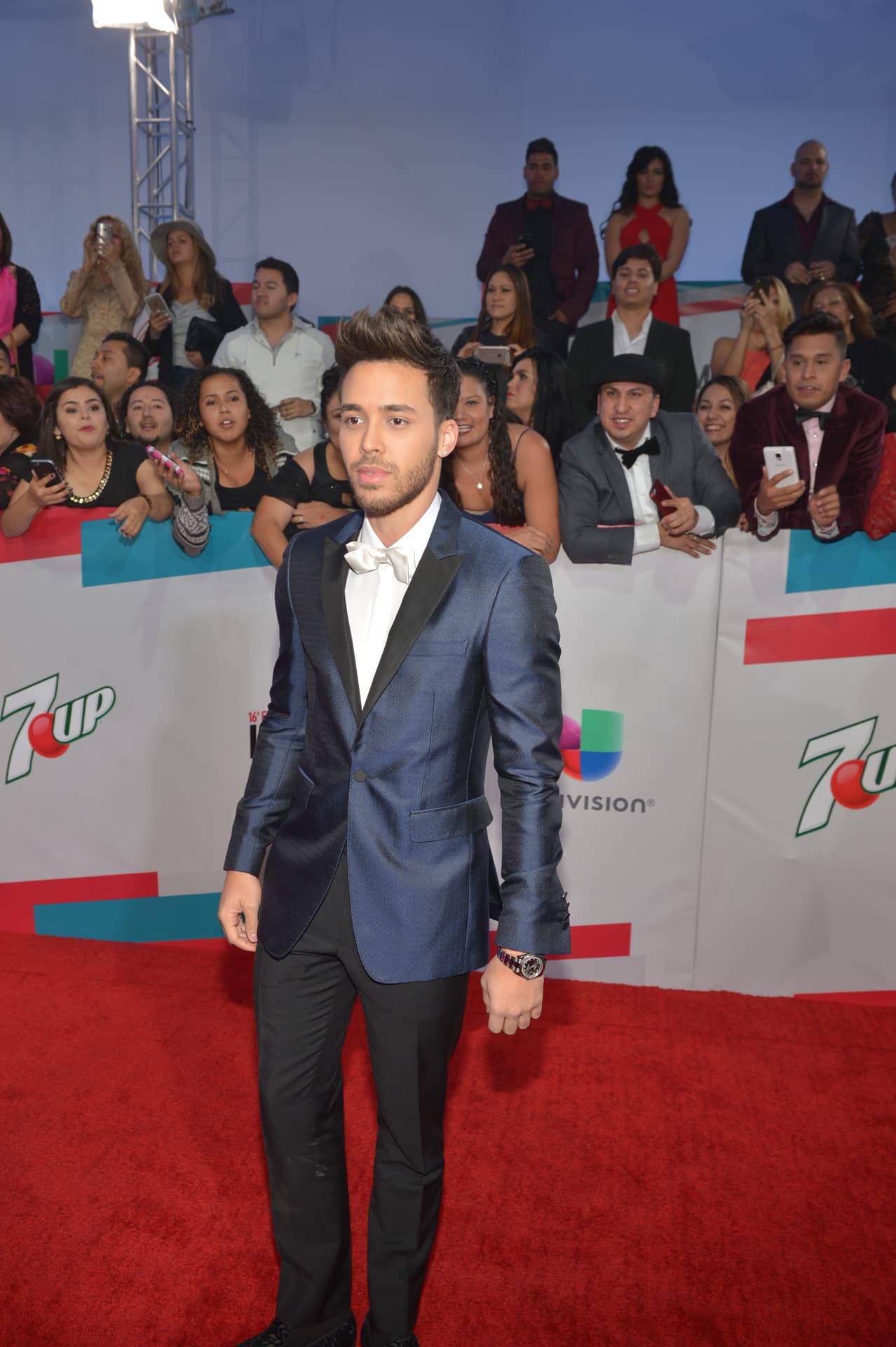 Prince Royce muy pendiente de su chica.