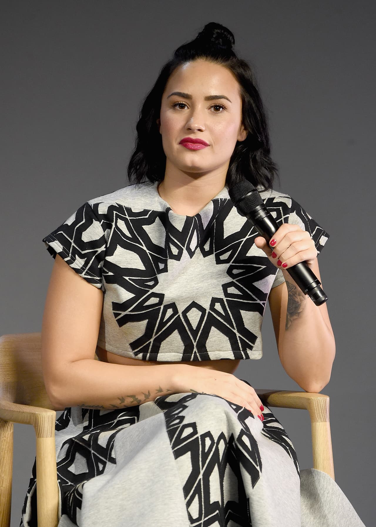 Este traje en tonos blanco y negro, fue muy criticado, pero su hermoso rostro siempre le combina bien a todo lo que se pone.