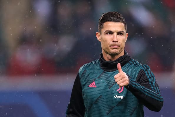<b>7.- Cristiano Ronaldo.-</b> La estrella del futbol portugués se coloca en la posición número siete de la lista, subiendo tres lugares a comparación de la lista del año pasado, con 4.3% de las preferencias de la gente. 
<br>
