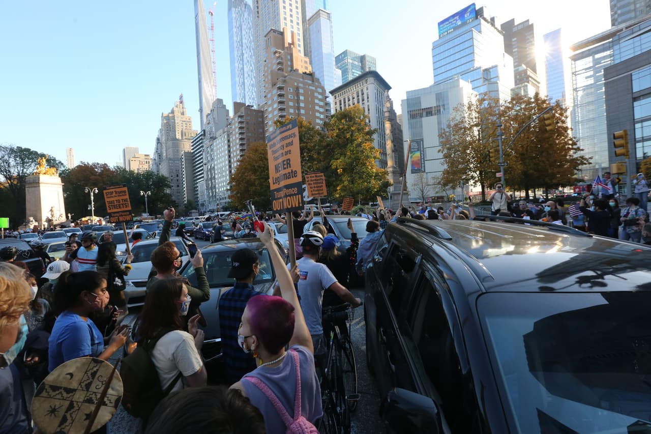 La multitud en Columbus Circle continúa festejando animadamente.