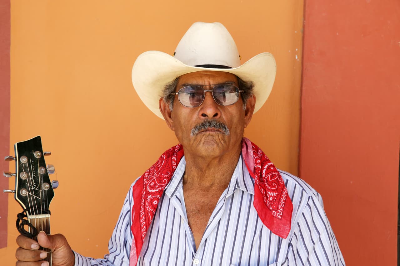 <b>Domingo Hernández de León, 73 años, Boquillas del Carmen (Coahuila).</b> Cuando este cantante de rancheras que vive del dinero que le dan los turistas piensa en las elecciones del 1 de julio, solo pide a quien gane en su municipio que le dé cemento para su casa. Tiene un techo que armó con varas de carrizo, pero ya está “muy viejito”, asegura. También quisiera que asignaran más médicos al pueblo, que pudieran venir con más frecuencia y no cada una vez al mes por dos semanas.