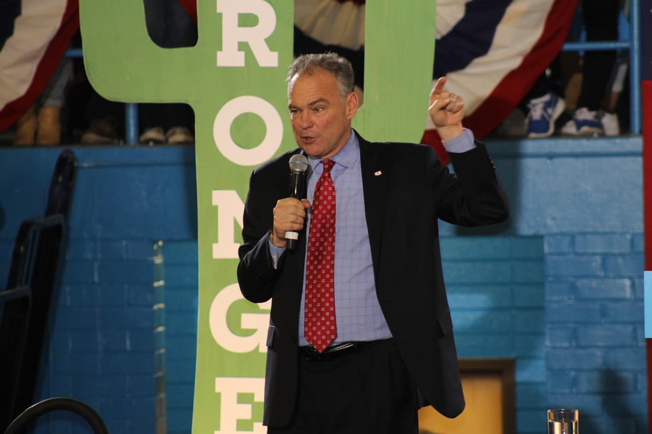 El senador Tim Kaine pronuncia un discurso en inglés con algunas palabras en español en Tucson y habla de la importancia de los latinos en Arizona para darle el triunfo a Hillary Clinton