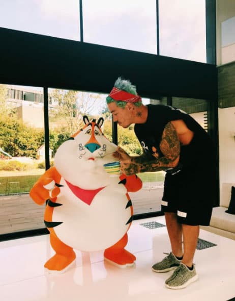 Aquí le da su alimento al Tigre Toño, en una exhibición de arte.