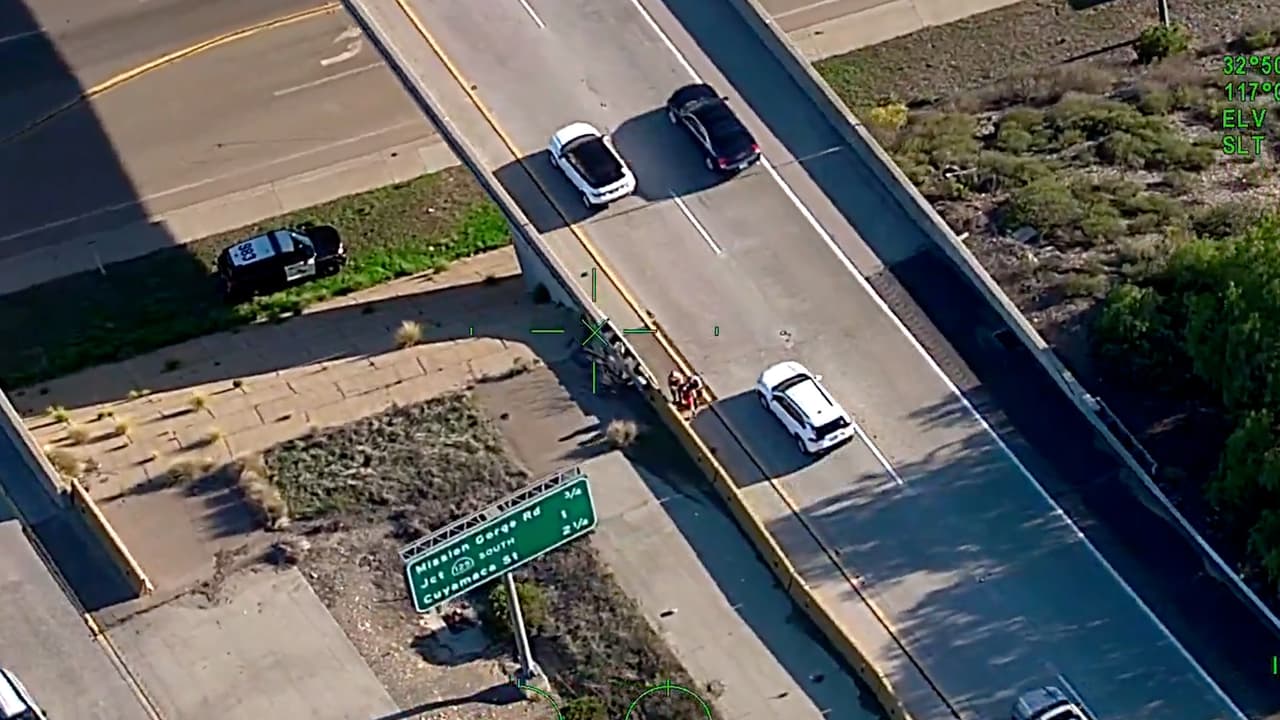 El niño corrió sobre los carriles al ver a los agentes.