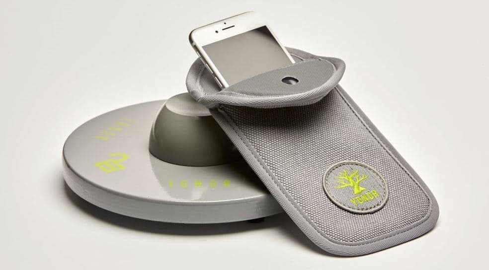 San Mateo High School se convirtió en la escuela pública más grande de los Estados Unidos en prohibir a sus 1,700 alumnos el uso de teléfonos celulares durante horarios de clases, con lo que esperan mejorar el ambiente y la cultura en el campus, al tiempo eliminan las distracciones en los salones de clases.