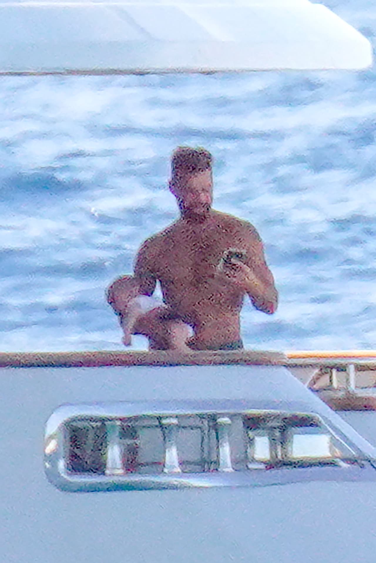 En algún momento el intérprete sacó su celular, pero no descuidó al pequeño Renn.
<br>